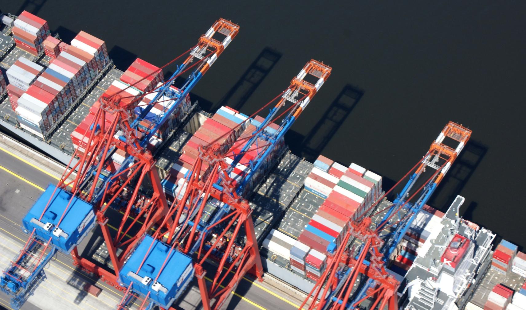 Grab unloaders at port